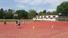 Tartanplatz mit Rasenplatz und Sporthalle im Hintergrund