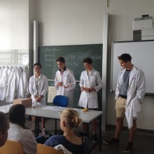 LK-Chemie präsentiert Messresultate an der Uni.