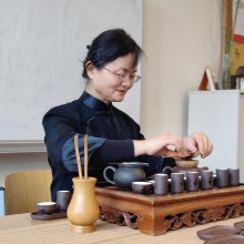 Teezeremonie, geleitet von Fr.Yu aus dem chinesischen Teehaus